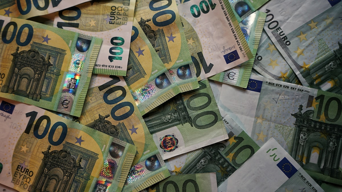 De rentebesluiten van Frankfurt werken rechtstreeks door in de portemonnee van Nederlandse spaarders en huizenkopers.